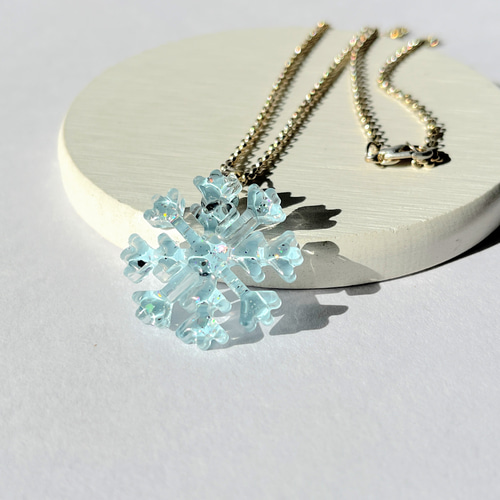 くすみブルーの雪の結晶ネックレス / レジン ネックレス