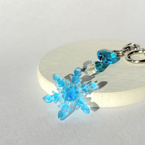 くすみブルー結晶キーホルダー / レジン / 雪 その他 くすみブルー結晶キーホルダー / レジン / 雪 その他