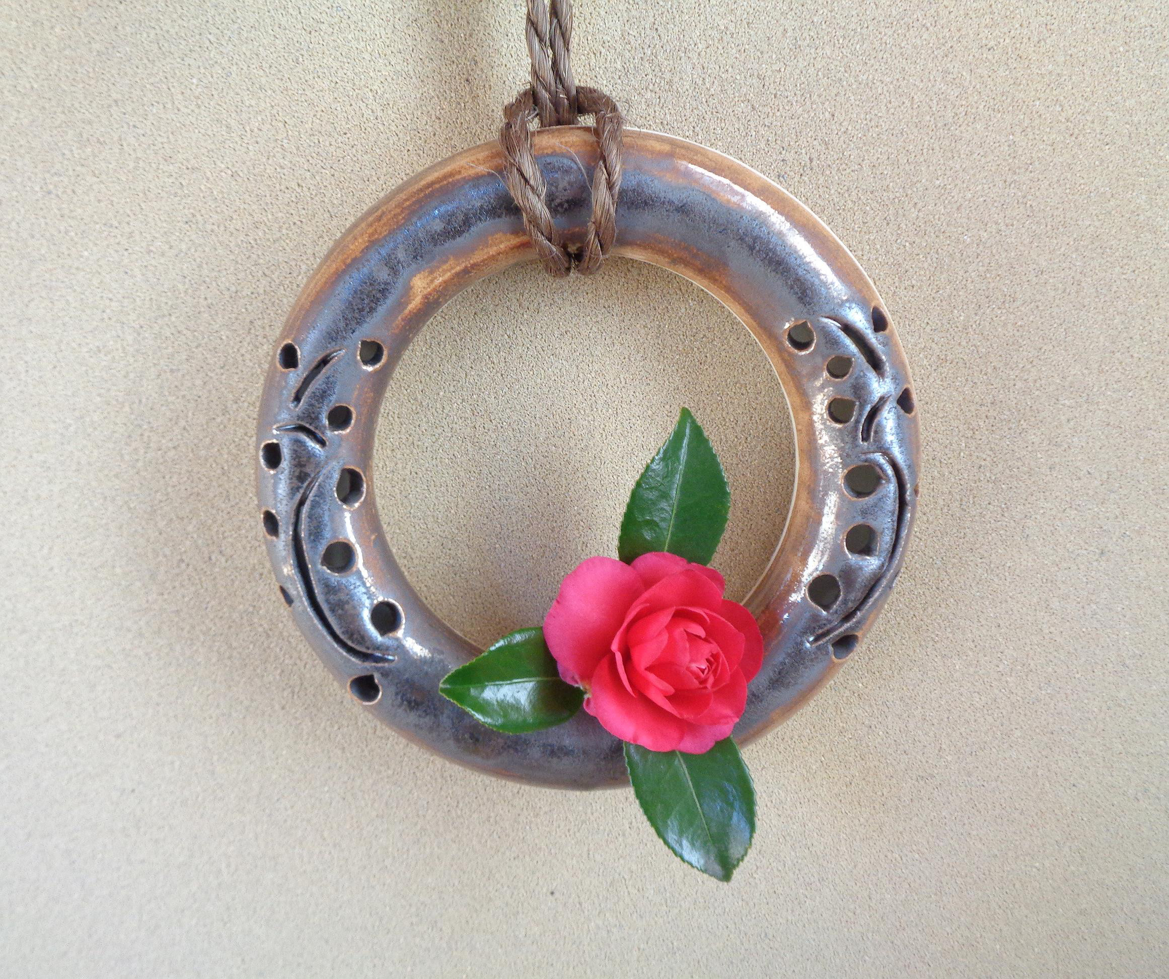 ドーナツ型の一輪挿し