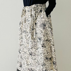着物リメイク・Wリボン・シャツヘムスカート・幾何・MOGA white・長身モデルサイズ 1枚目の画像
