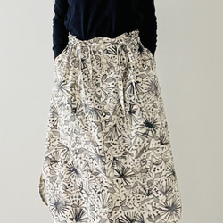 着物リメイク・Wリボン・シャツヘムスカート・幾何・MOGA white・長身モデルサイズ 2枚目の画像