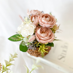 バラのバスケットアレンジメント　アーティフィシャルフラワー　造花　造花アレンジメント　プレゼント　インテリア　ギフト　 5枚目の画像