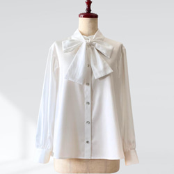 新品タグ付き　スタンドカラーリボンジャボブラウス　ホワイト ○予約○スタンドカラーリボンジャボブラウス | Sheglit MiDiom online