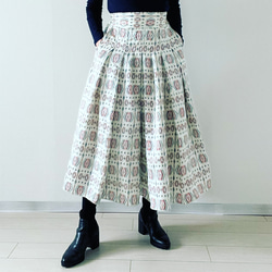 着物リメイク・バックゴム・タックギャザースカート・幾何・シルバーホワイト・長身モデルサイズ 1枚目の画像