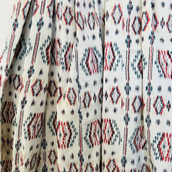着物リメイク・バックゴム・タックギャザースカート・幾何・シルバーホワイト・長身モデルサイズ 5枚目の画像