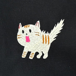 【送料無料】驚き猫のワンポイント刺繍  外ポケット付き キャンバス 縦型サコッシュ 2枚目の画像