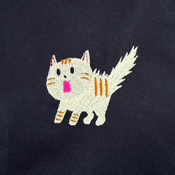 【送料無料】驚き猫のワンポイント刺繍  外ポケット付き キャンバス 縦型サコッシュ 4枚目の画像