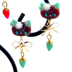 ちっちゃなチョコの双子ネコとイチゴの耳飾り  選べるイヤリング／ピアス 3枚目の画像