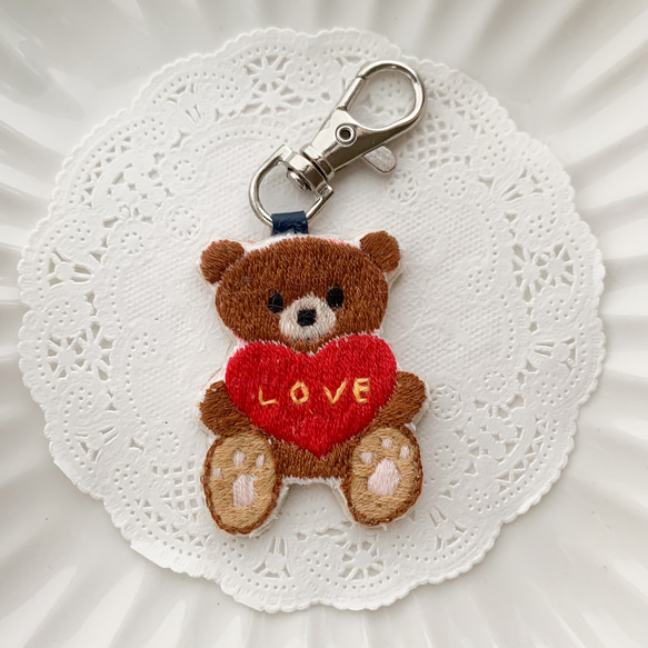 刺繍のハートを抱えた、くまさんストラップ LOVEベア バレンタインの