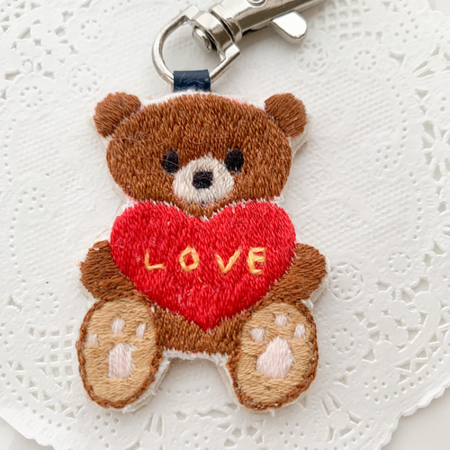 刺繍のハートを抱えた、くまさんストラップ LOVEベア バレンタインの