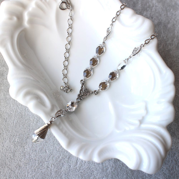 ヴィンテージSwarovskiを繋いだシルバーカラーのクールなYライン  