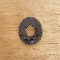 刺繍ねこ文字ブローチ　黒猫・O 3枚目の画像