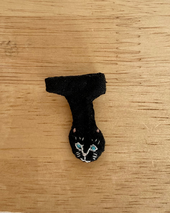 刺繍ねこ文字ブローチ　黒猫・T 2枚目の画像