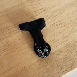 刺繍ねこ文字ブローチ　黒猫・T 3枚目の画像