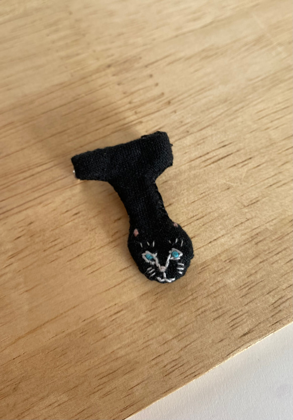 刺繍ねこ文字ブローチ　黒猫・T 3枚目の画像