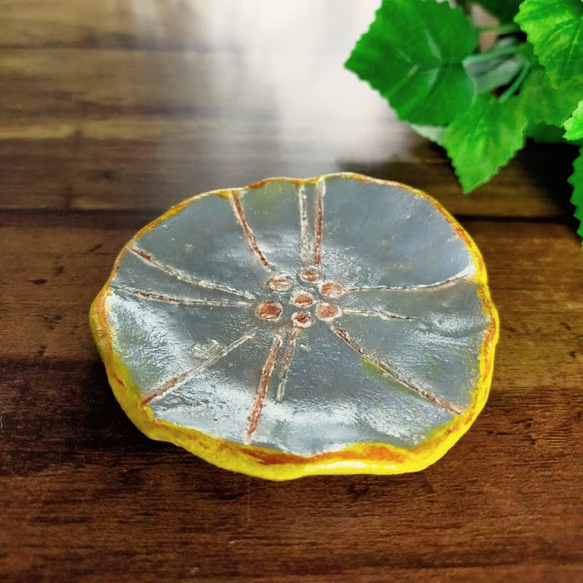 花の豆皿　小皿　陶土　グレー　インテリア 2枚目の画像