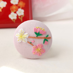 ピンクと白の梅の花刺繍ブローチ　ひな祭り　春 2枚目の画像