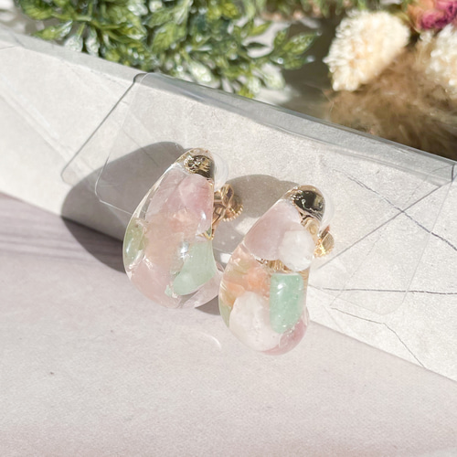 しずく型ミックスさざれ石のイヤリング レジン天然石イヤリング