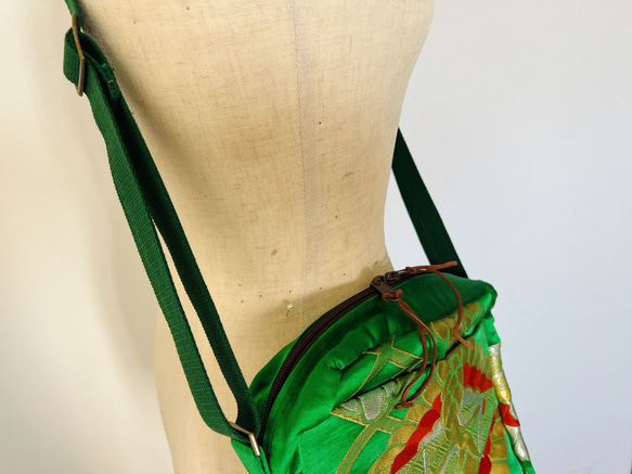 帯リメイク・ショルダーバッグ・鶴・グリーン・シルク１００％　春バッグ　上質　新調 4枚目の画像