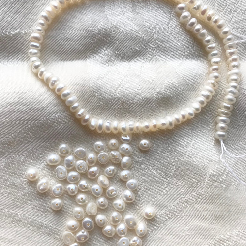 440 つやつや♡バロックなロンデル 約4×2.7ミリ 【36㌢】センター  