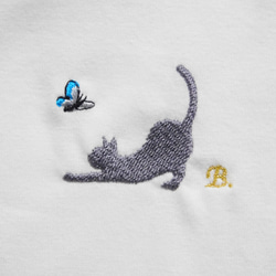 伸びする猫と蝶々の刺繍入りオリジナルTシャツ　お好きなアルファベットをおひとつ 1枚目の画像