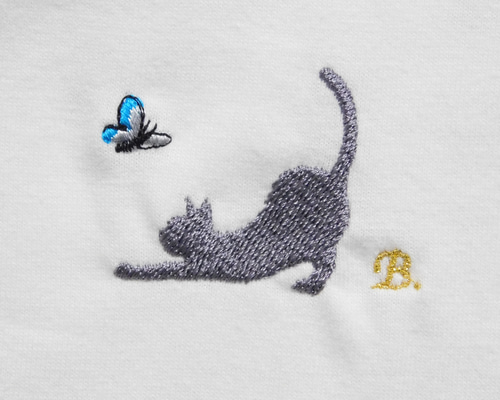 伸びする猫と蝶々の刺繍入りオリジナルTシャツ お好きな