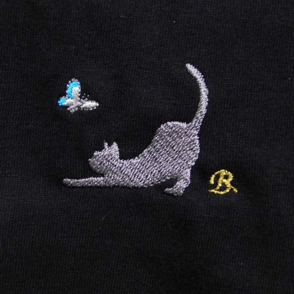伸びする猫と蝶々の刺繍入りオリジナルTシャツ　お好きなアルファベットをおひとつ 2枚目の画像