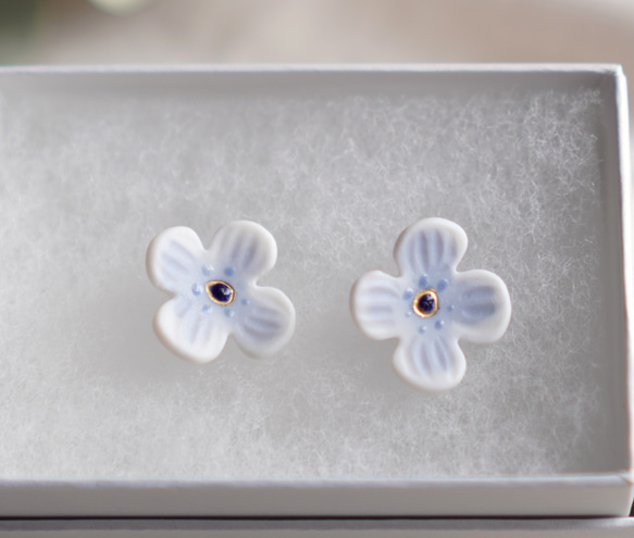 【S+】磁器のお花のピアス 2枚目の画像