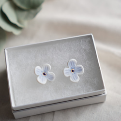 【S+】磁器のお花のピアス 1枚目の画像