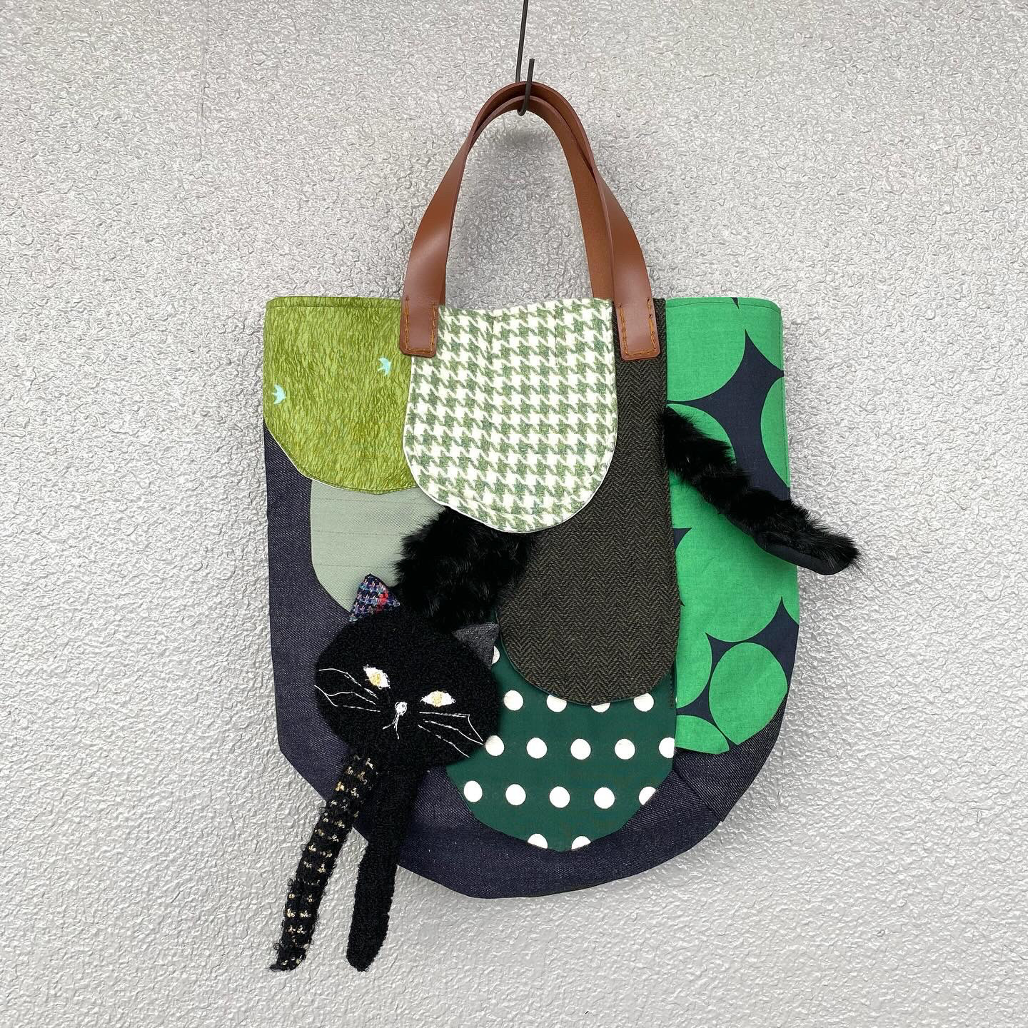 ウロコと黒ネコのお散歩バッグ(グリーン)