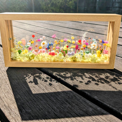 プリザーブドフラワーで作る『お花畑の箱庭』     ガラスフレーム（Ｌ）  父の日の贈り物にもいかがでしょうか 1枚目の画像