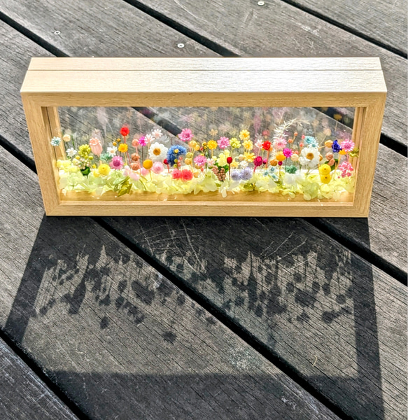 プリザーブドフラワーで作る『お花畑の箱庭』     ガラスフレーム（Ｌ）  父の日の贈り物にもいかがでしょうか 2枚目の画像
