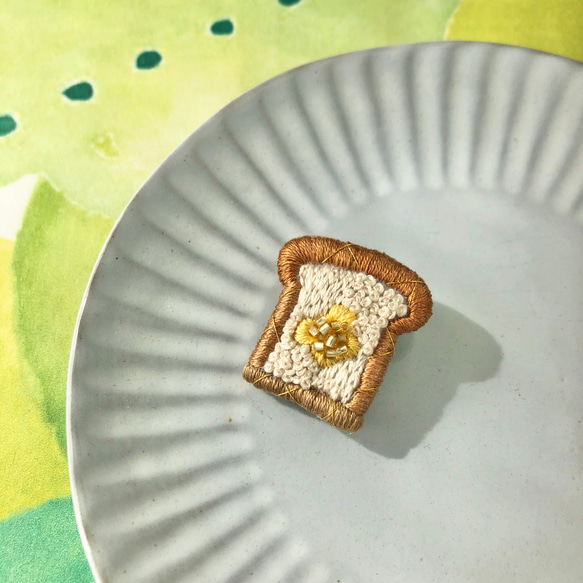 【じゅわっと幸せバタートースト】刺繍とビーズの食パンブローチ 10枚目の画像