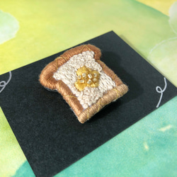 【じゅわっと幸せバタートースト】刺繍とビーズの食パンブローチ 5枚目の画像