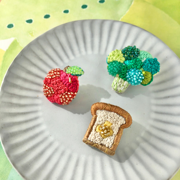 【じゅわっと幸せバタートースト】刺繍とビーズの食パンブローチ 11枚目の画像