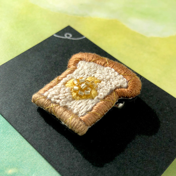 【じゅわっと幸せバタートースト】刺繍とビーズの食パンブローチ 6枚目の画像