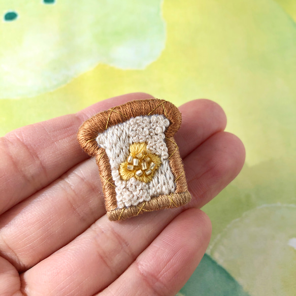 【じゅわっと幸せバタートースト】刺繍とビーズの食パンブローチ 8枚目の画像