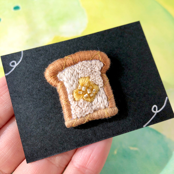 【じゅわっと幸せバタートースト】刺繍とビーズの食パンブローチ 1枚目の画像