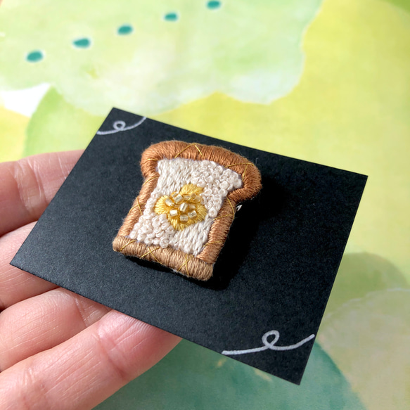 【じゅわっと幸せバタートースト】刺繍とビーズの食パンブローチ 3枚目の画像