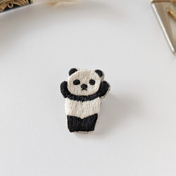 ばんざいパンダ　刺繍ブローチ 1枚目の画像
