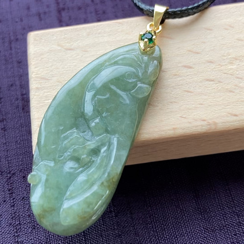 翡翠天然石ペンダントヘッド御守り竹鳥模様