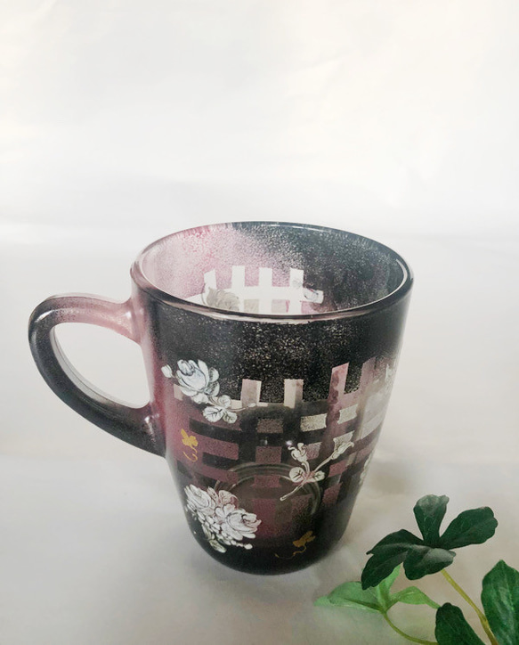 コーヒーが似合いのマグカップ/バラと金彩/温かいのもOK｜紫×黒 3枚目の画像