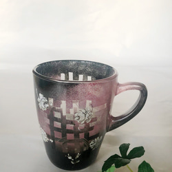 コーヒーが似合いのマグカップ/バラと金彩/温かいのもOK｜紫×黒 1枚目の画像