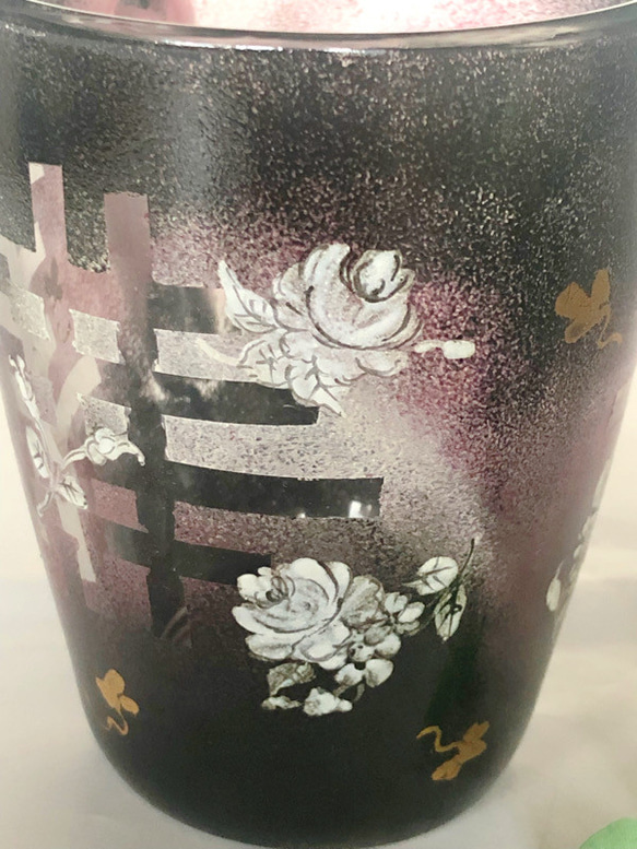 コーヒーが似合いのマグカップ/バラと金彩/温かいのもOK｜紫×黒 5枚目の画像