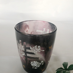 コーヒーが似合いのマグカップ/バラと金彩/温かいのもOK｜紫×黒 4枚目の画像