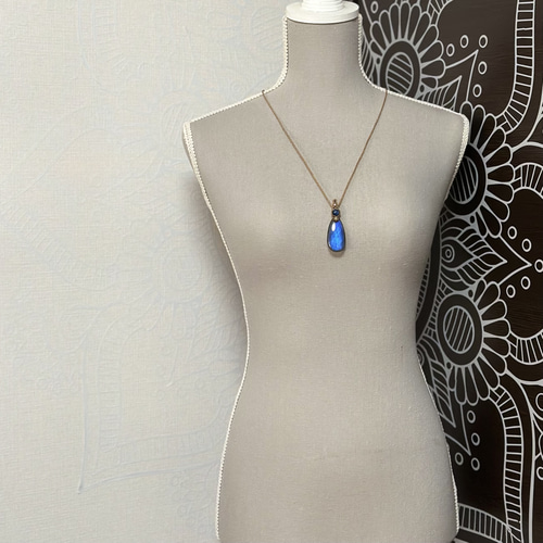 海雫』大きなブルーラブラドライトとカイヤナイトのマクラメペンダント