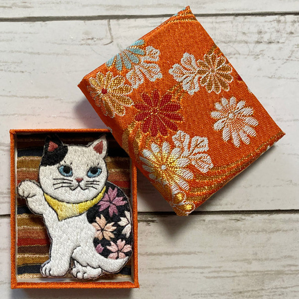 手刺繍オリジナルブローチ＊桜猫A 2枚目の画像