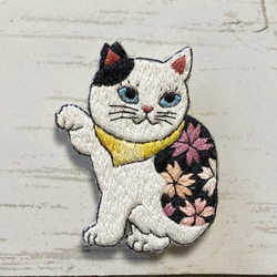 手刺繍オリジナルブローチ＊桜猫A 1枚目の画像