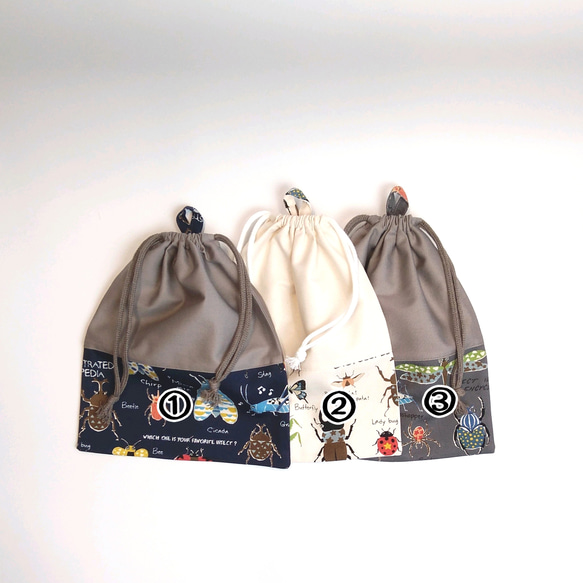 ループ&お名前タグ付き巾着(26㎝×22㎝)　昆虫図鑑　生成り　紺　グレー　給食袋　巾着袋 2枚目の画像