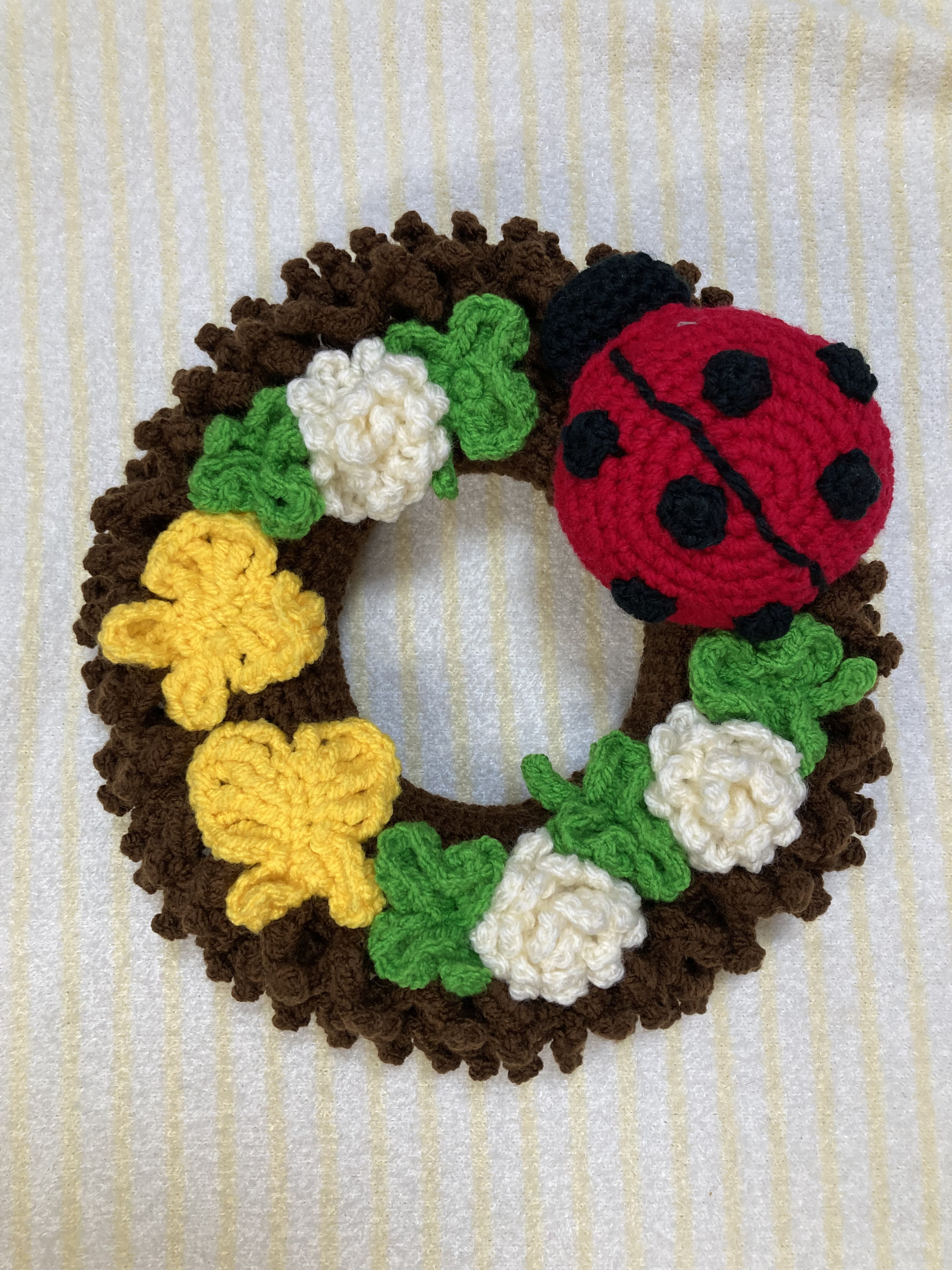 テントウムシとクローバーの玄関リース【商品番号：2402】